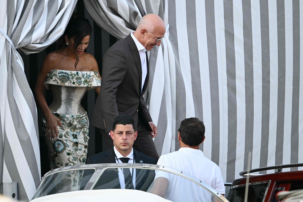 Jeff Bezos e Lauren Sánchez pegam um táxi aquático no Hotel Aman, em Veneza — Foto: Stefano Rellandini / AFP
