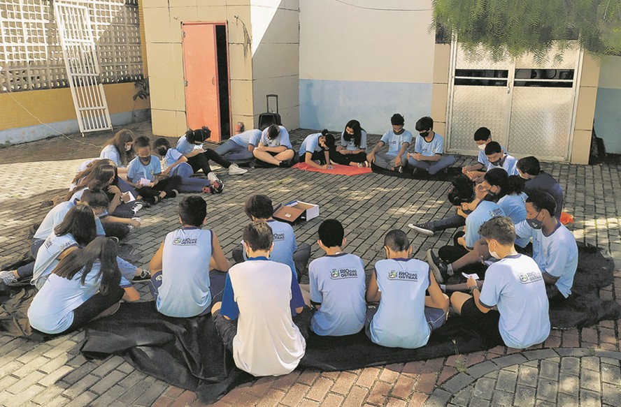 Escola municipal em Rio das Ostras faz dinâmica para os alunos falarem sobre as alegrias e tristezas