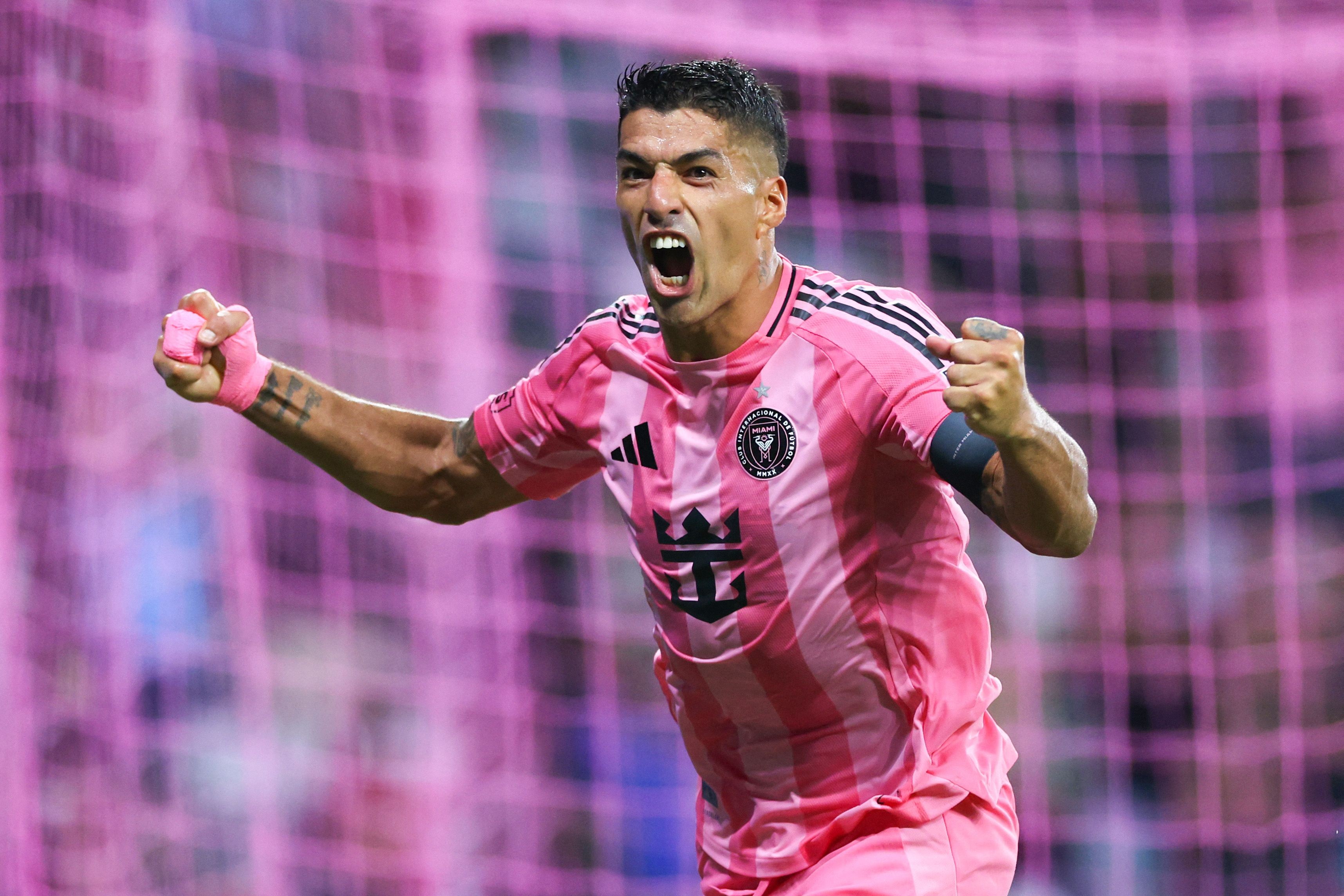Com Casemiro no camarote, Suárez marca dois na volta da MLS e dá vitória ao Inter Miami sobre time do estreante Lewandowski, que passa em branco
