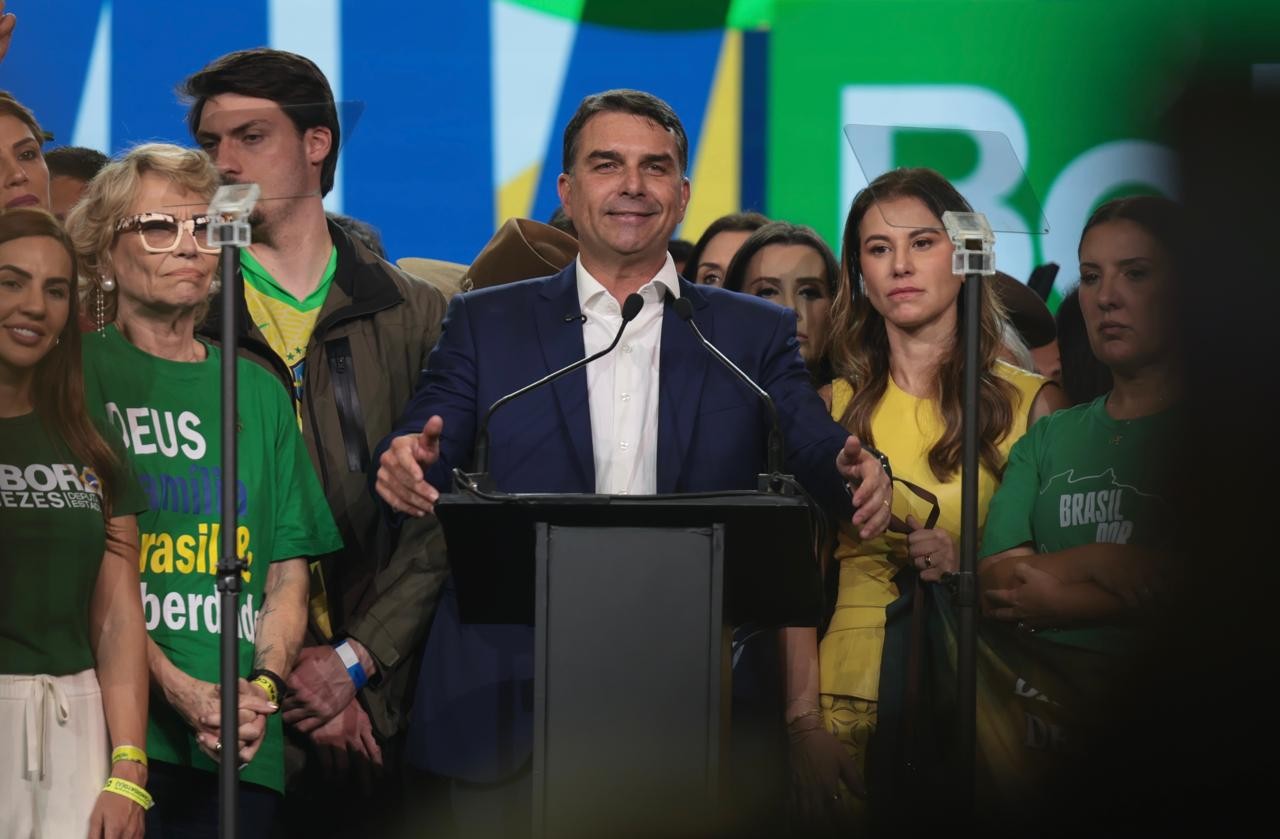 Flávio Bolsonaro lança candidatura e promete honrar legado de Jair