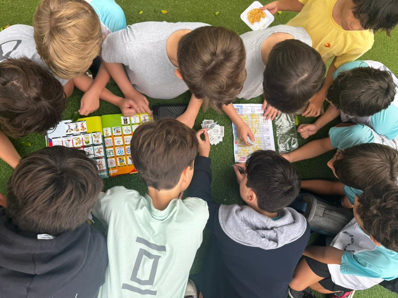 Se não dá para competir com a Copa... Escolas transformam febre das figurinhas em oportunidade para ensinar valores aos alunos