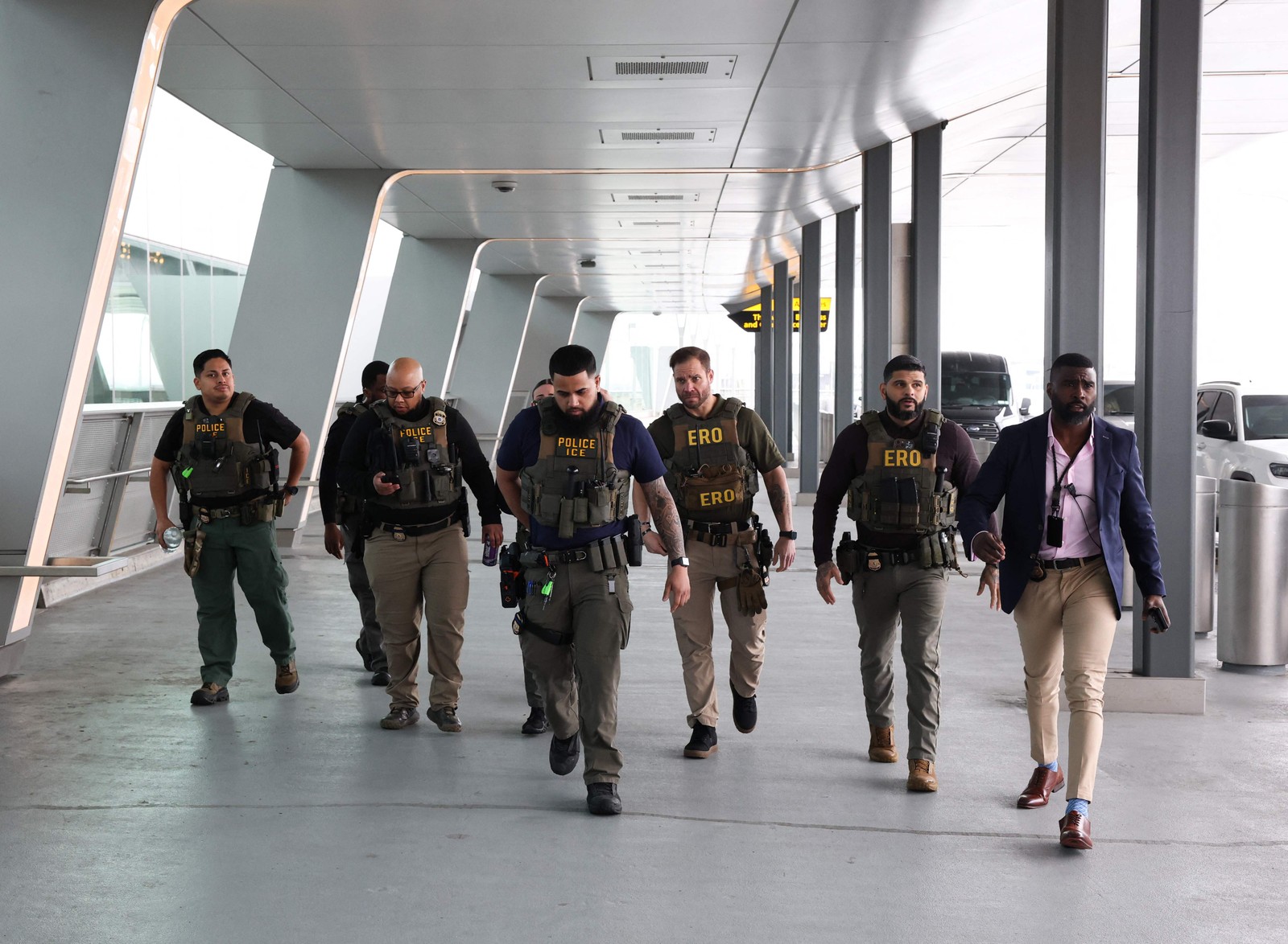 Agentes no Aeroporto de LaGuardia, em Nova Iorque — Foto: TIMOTHY A.CLARY / AFP