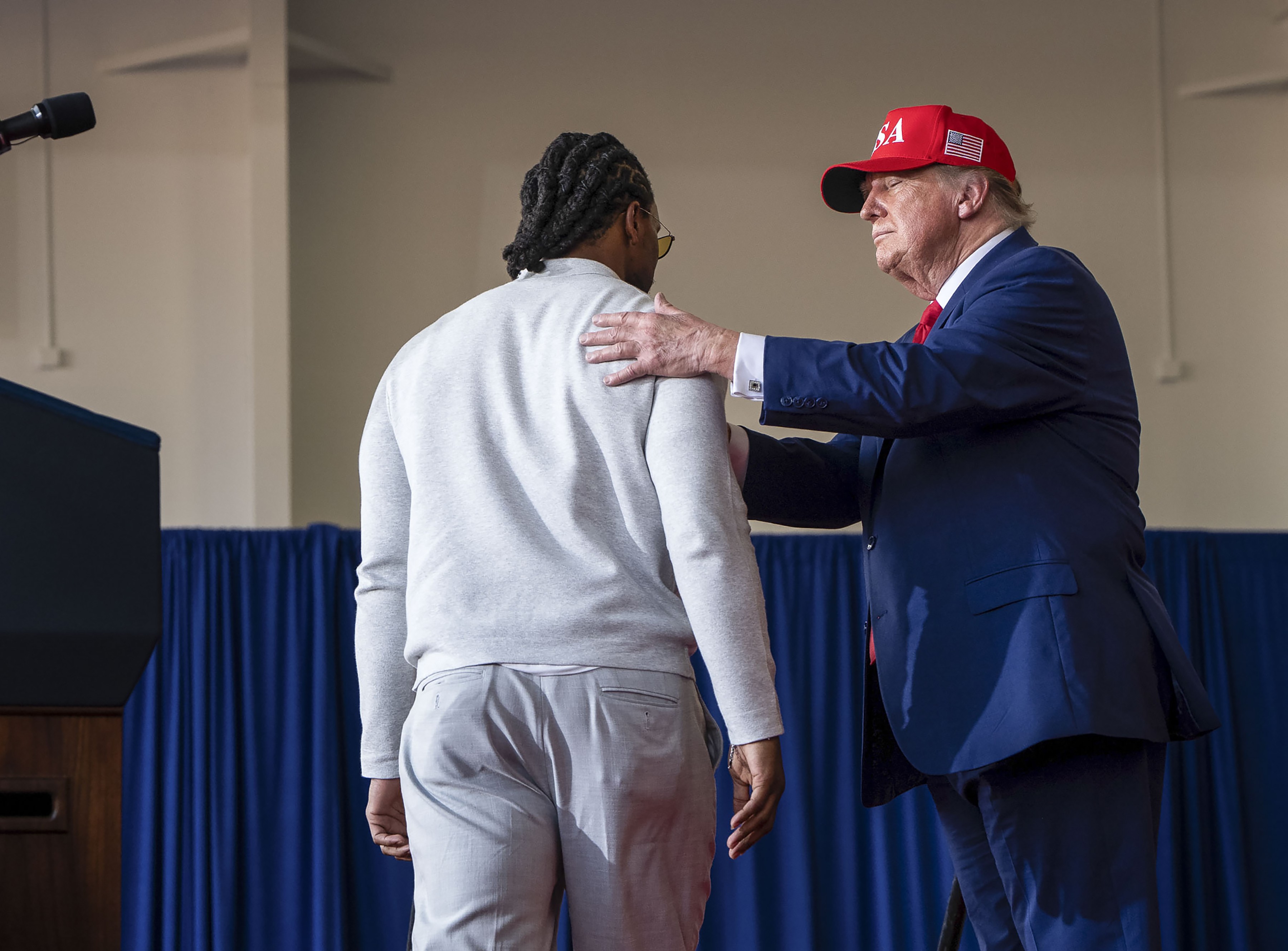 Na reta final da campanha para as eleições de meio de mandato, Trump não para de elogiar os corpos dos homens