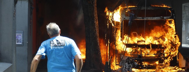 Chefe do tráfico do Morro dos Prazeres é morto pelo Bope em operação nas comunidades da região central para reprimir crimes relacionados a roubos de veículos e tráfico de drogas. Na foto, ônibus pegando fogo na Avenida Paulo de Frontin, acesso ao túnel Rebouças — Foto: Gabriel de Paiva / Agência O Globo