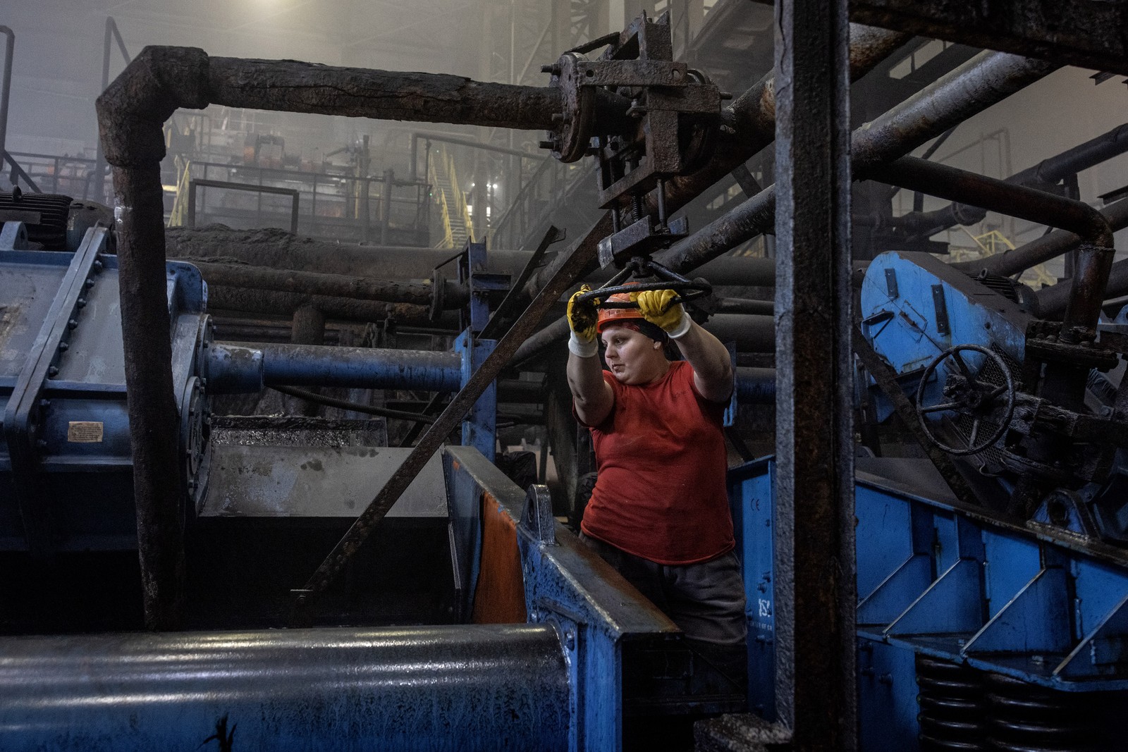 Trabalhadora na forja da Ukrzaliznytsia (Ferrovias Ucranianas) em Kharkiv, Ucrânia
