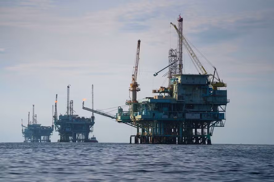 Opep+ eleva meta de produção de petróleo, mas guerra no Irã 