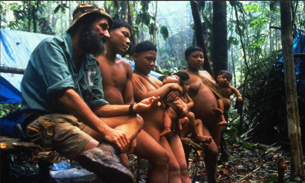 O sertanista Sydney Possuelo com Mayá (ao centro com um bebê no colo) durante o primeiro contato com um grupo de korubos, no Vale do Javari, em 1986 — Foto: Arquivo Pessoal