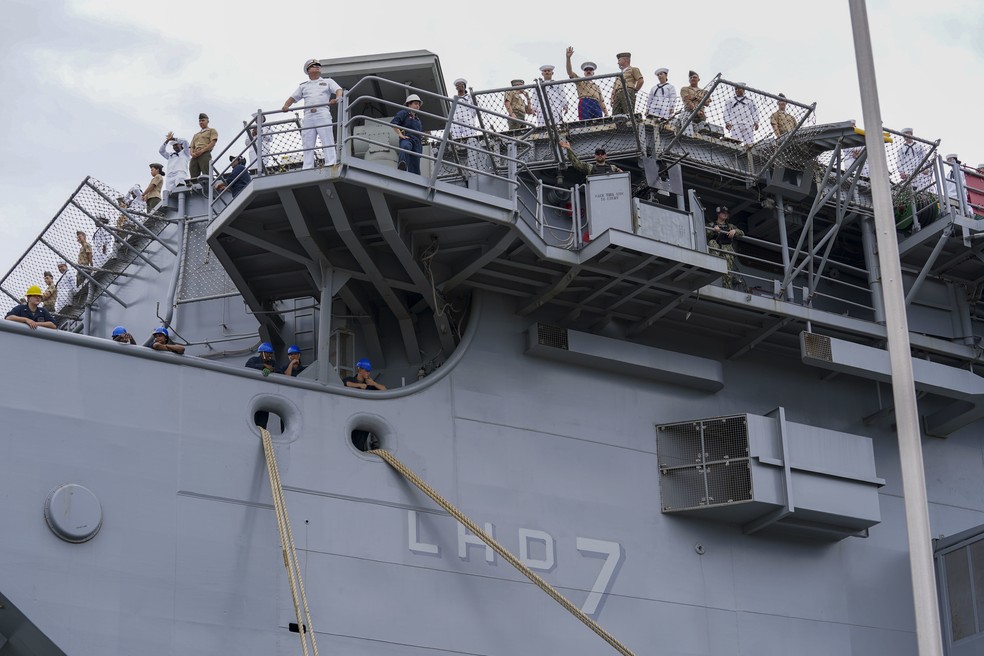Marinheiros e fuzileiros partem a bordo do navio USS Iwo Jima para operação de combate a cartéis na América Latina — Foto: Marinha dos EUA
