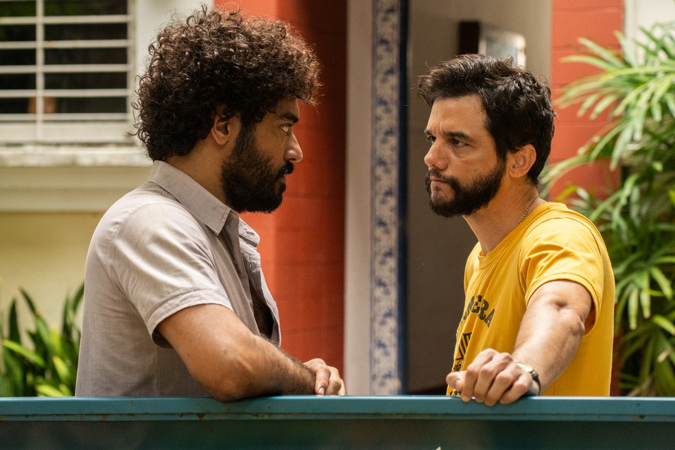 Thomas Aquino e Wagner Moura em cena de "O agente secreto" — Foto: Divulgação