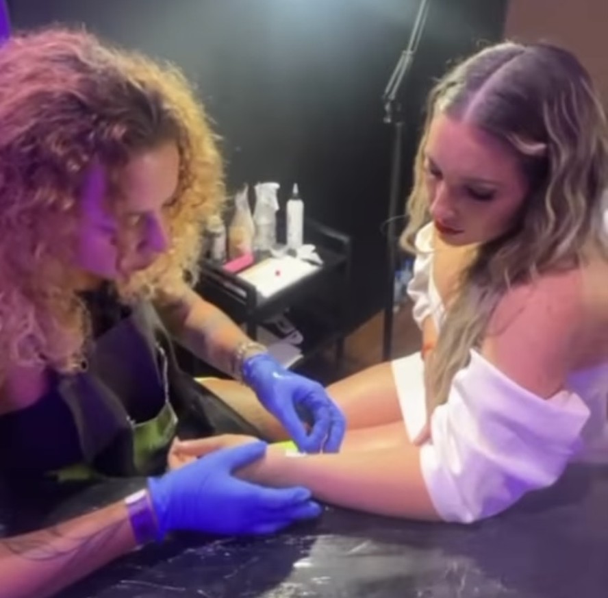 Amanda, campeã do 'BBB' 23, faz tatuagem