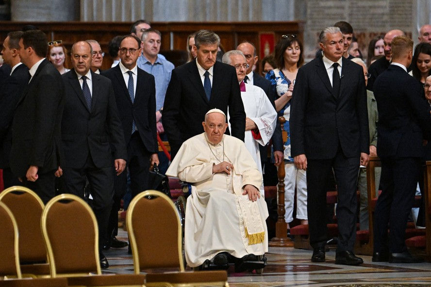 Papa Francisco chega de cadeira de rodas para celebrar missa na basílica de São Pedro, no Vaticano, dia 28 de maio de 2023