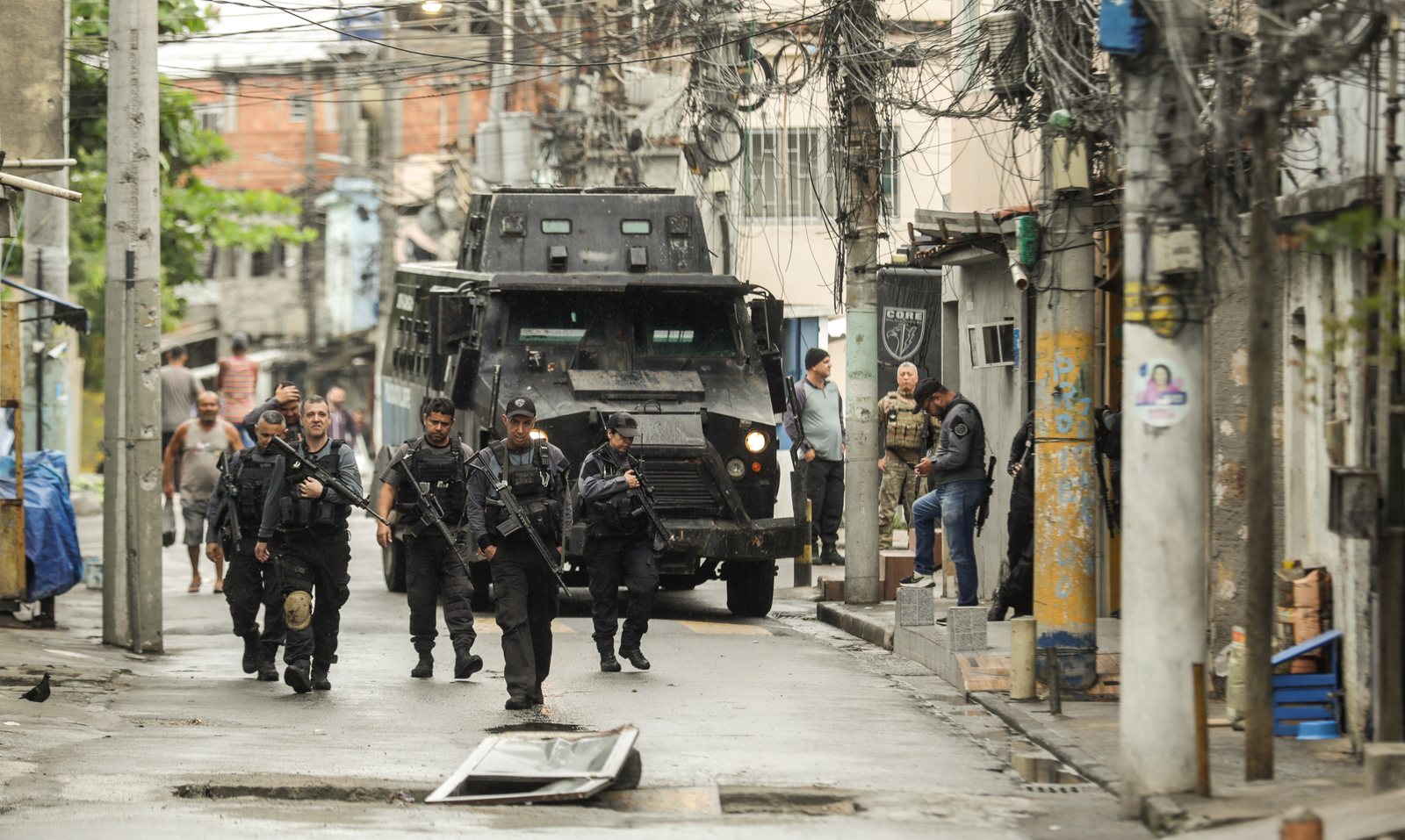 In the community of Parada de Lucas, the police pass through a place called Ponte Verde — Photo: Gabriel de Paiva / Agência O Globo