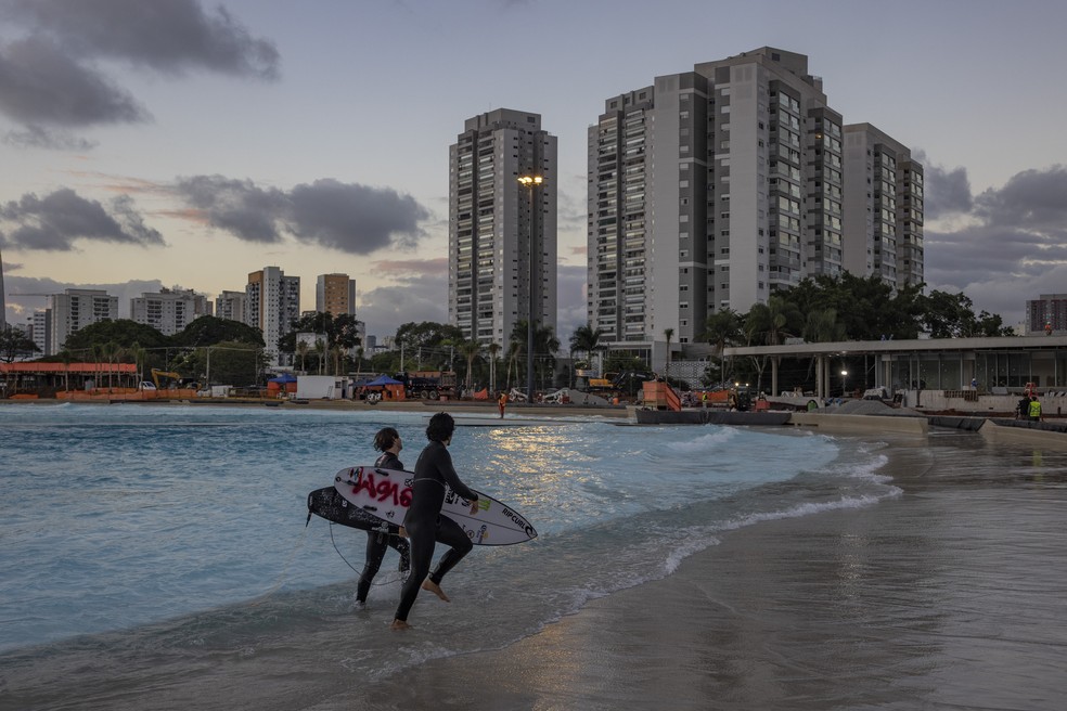 Surfistas saem da piscina de ondas no Beyond the Club em São Paulo — Foto: Victor Moriyama/Bloomberg