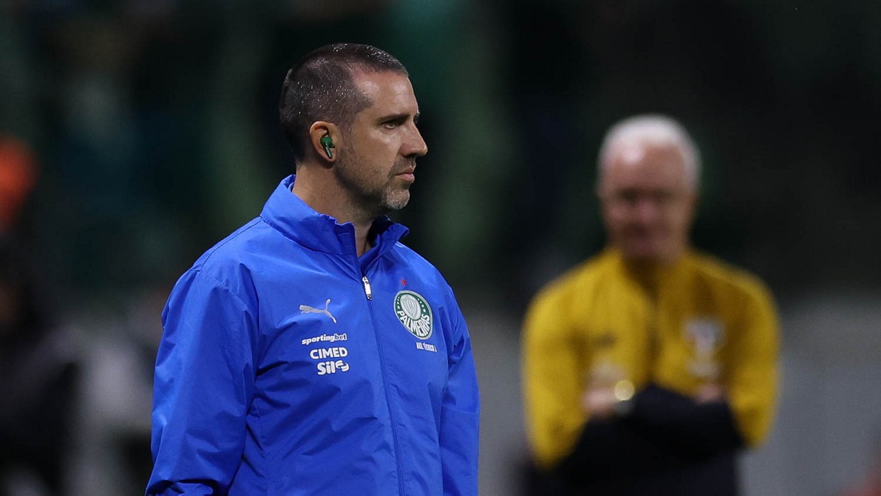 Fala de auxilar de Abel Ferreira soa como crítica rasa ao Brasil e como estratégia de comunicação disfarçada