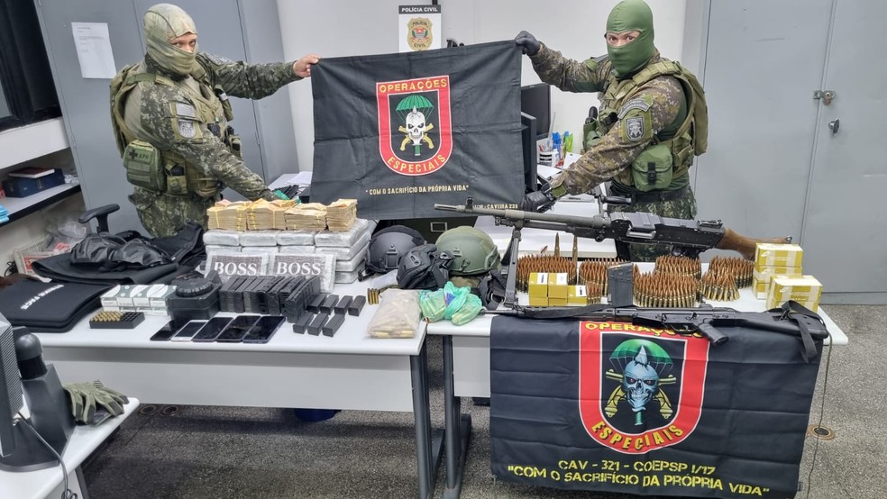 Armas, drogas e dinheiro encontrados com membro do PCC que planejava atentado contra Guilherme Derrite — Foto: Divulgação/PMSP