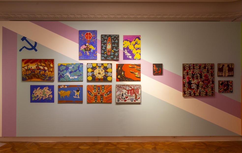 Obras da coleção do Mian sobre intervenção de Rafael Alonso na galeria Z42 Arte — Foto: Divulgação/Fabio Souza