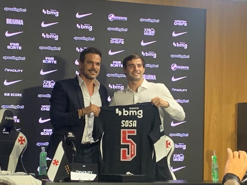 Sosa, ex-Racing, sendo apresentado pelo Vasco no CT Moacyr Barbosa — Foto: Arthur Falcão