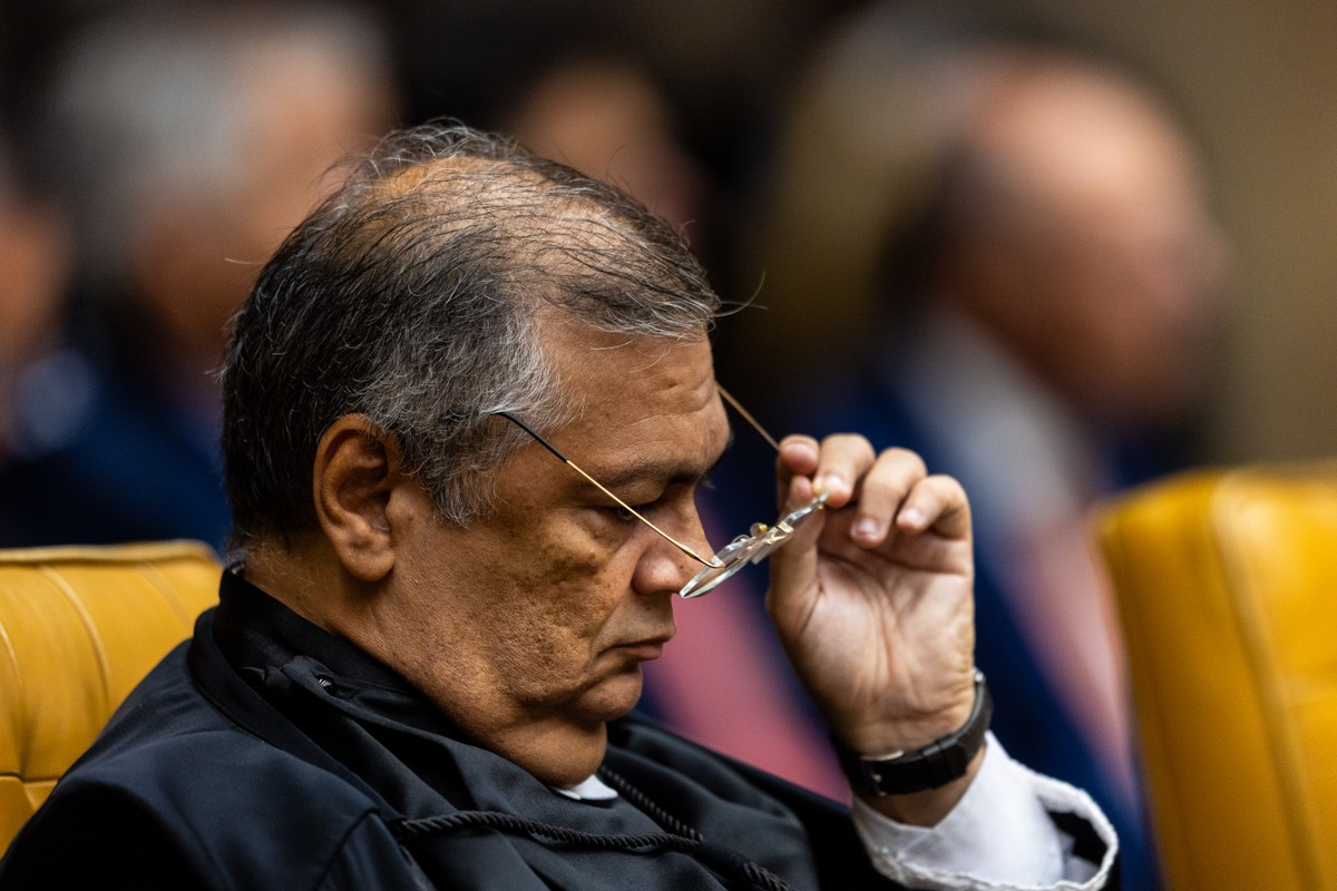 Dino determina que Três Poderes revisem e suspendam 'penduricalhos' do serviço público não previstos em lei