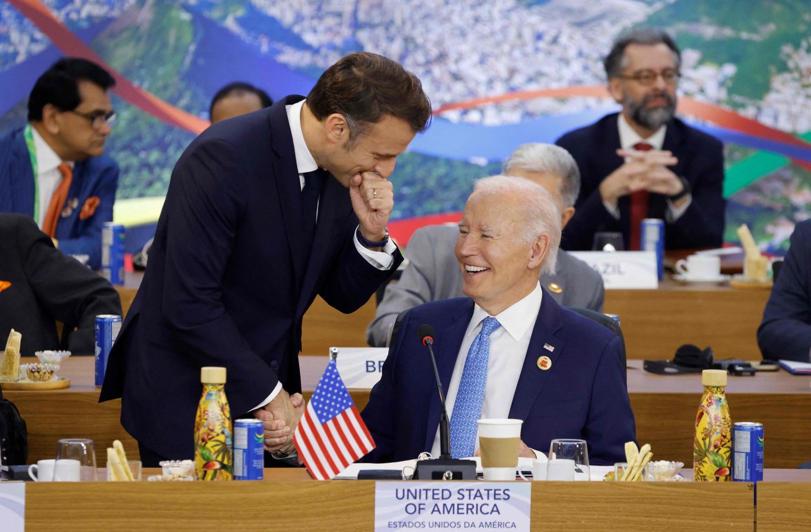 Macron e Biden conversam durante a cúpula do G20 — Foto: Ludovic MARIN / AFP