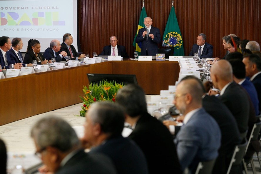 Lula faz hoje primeira reuni&atilde;o ministerial do ano e tenta reverter queda de  popularidade do governo