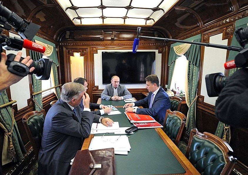 Presidente russo, Vladimir Putin faz reunião em trem de luxo — Foto: Divulgação/Kremlin