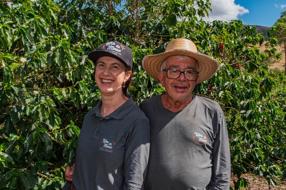Goretih Mercês e o irmão tocam a fazenda Tulha, com cafezal e almoço que sai do fogão a lenha — Foto: Tamás Bodolay