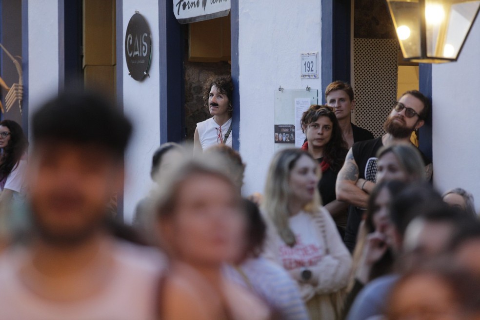 Fãs usaram falso bigode em homenagem a Paulo Leminski — Foto: Alexandre Cassiano/ Agência O GLOBO