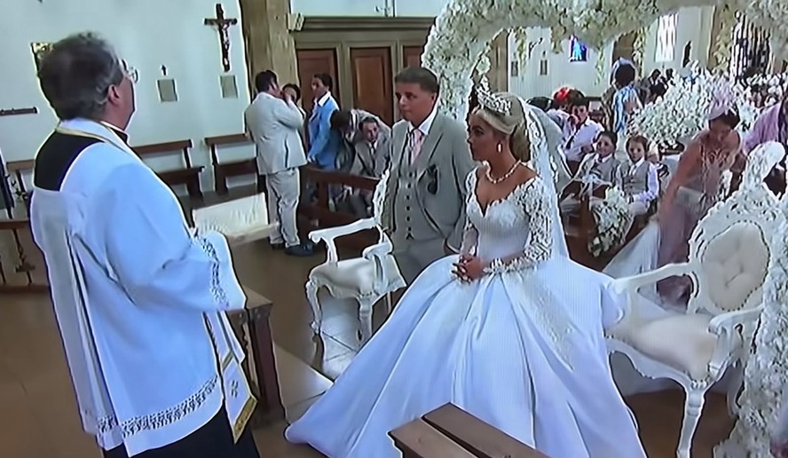 ‘Calem a boca, todos!’: Noiva perde a paciência e grita com convidados ...