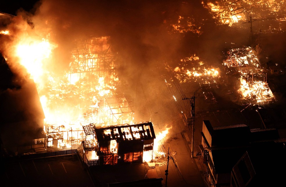 Prédios em chamas na cidade de Wajima, no Japão — Foto: Yomiuri Shimbun / AFP