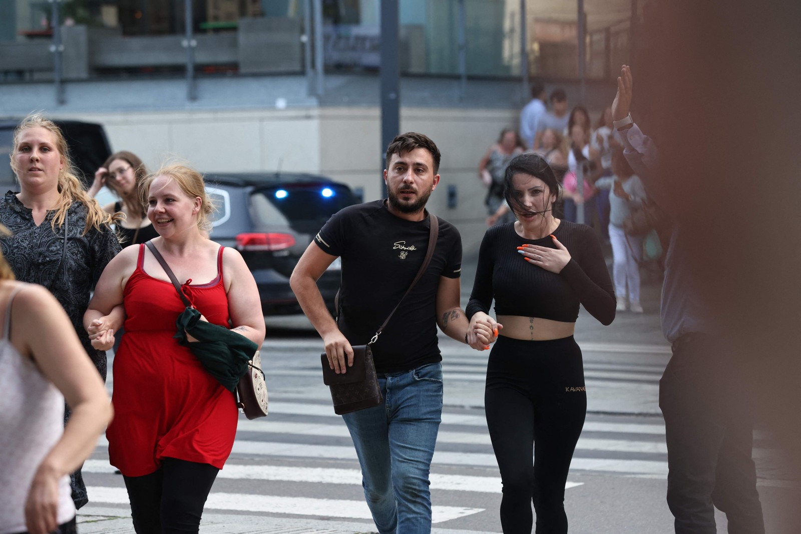 Pessoas são vistas correndo durante a evacuação do centro comercial em Copenhague — Foto: Olafur Steinar Gestsson / Ritzau Scanpix / AFP