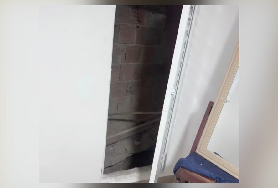 Porta dava acesso a passagem e a um buraco colado na parede