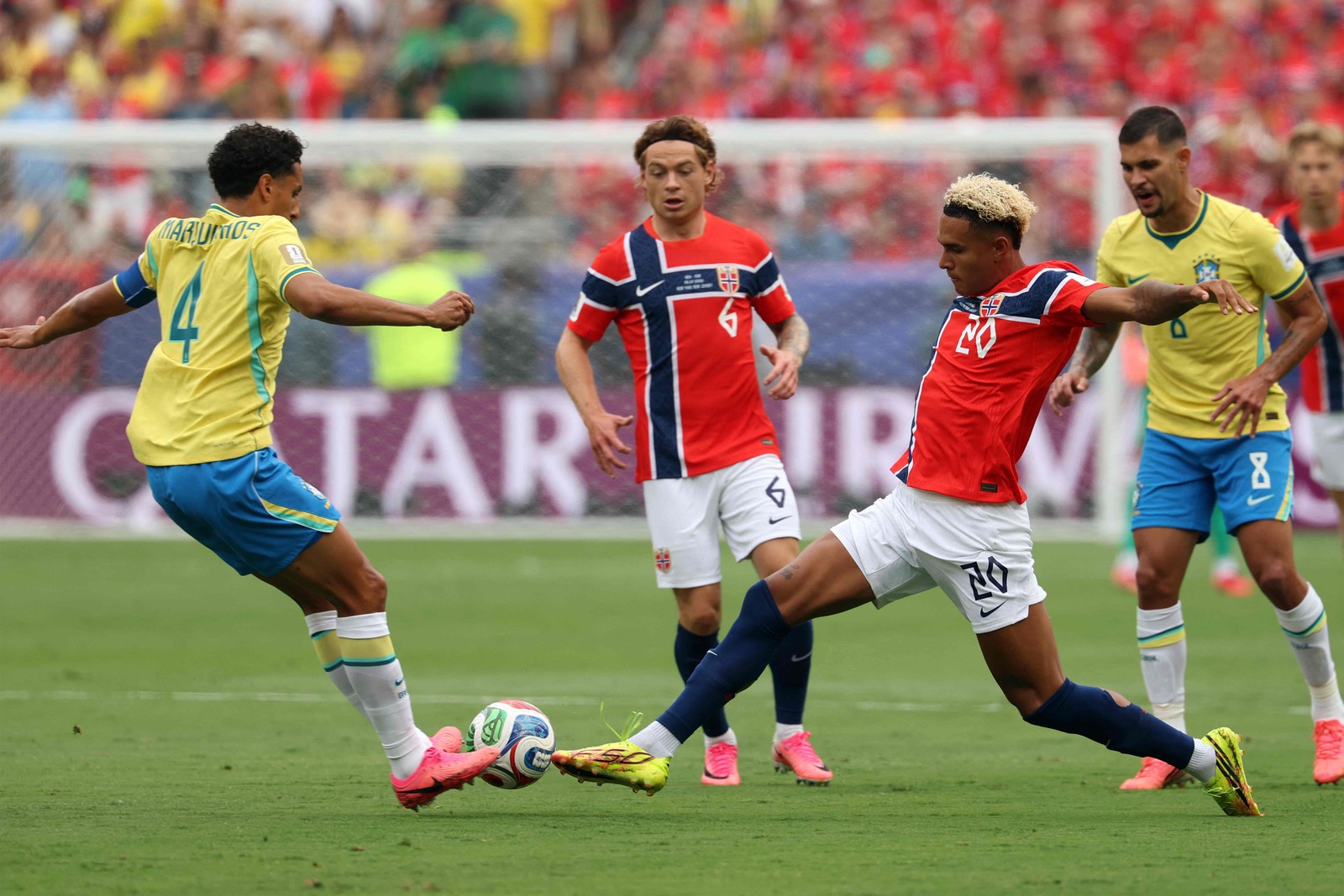 Marquinhos disputa a bola com Antonio Nusa — Foto: Odd ANDERSEN / AFP