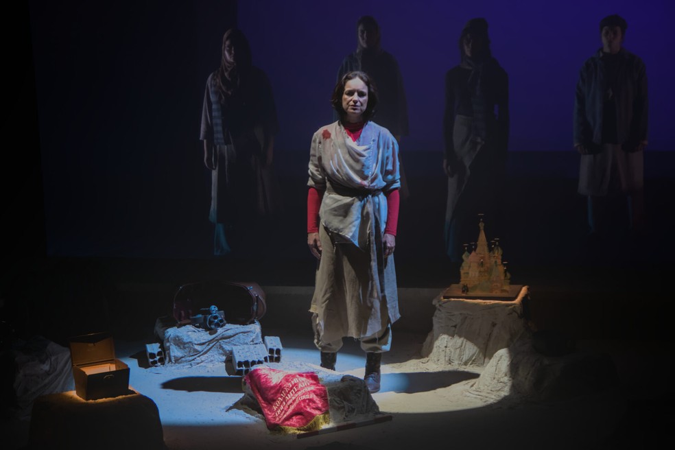 A atriz Tuca Moraes como Olga Prestes em "Olga", da Cia. Ensaio Aberto — Foto: Thiago Gouvea