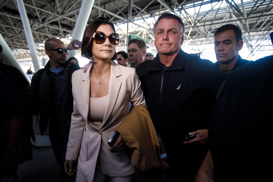 Bolsonaro reage a fala de aliados sobre Michelle: 'Ao contrário da atual  primeira-dama, ela é quem botava ordem na casa'