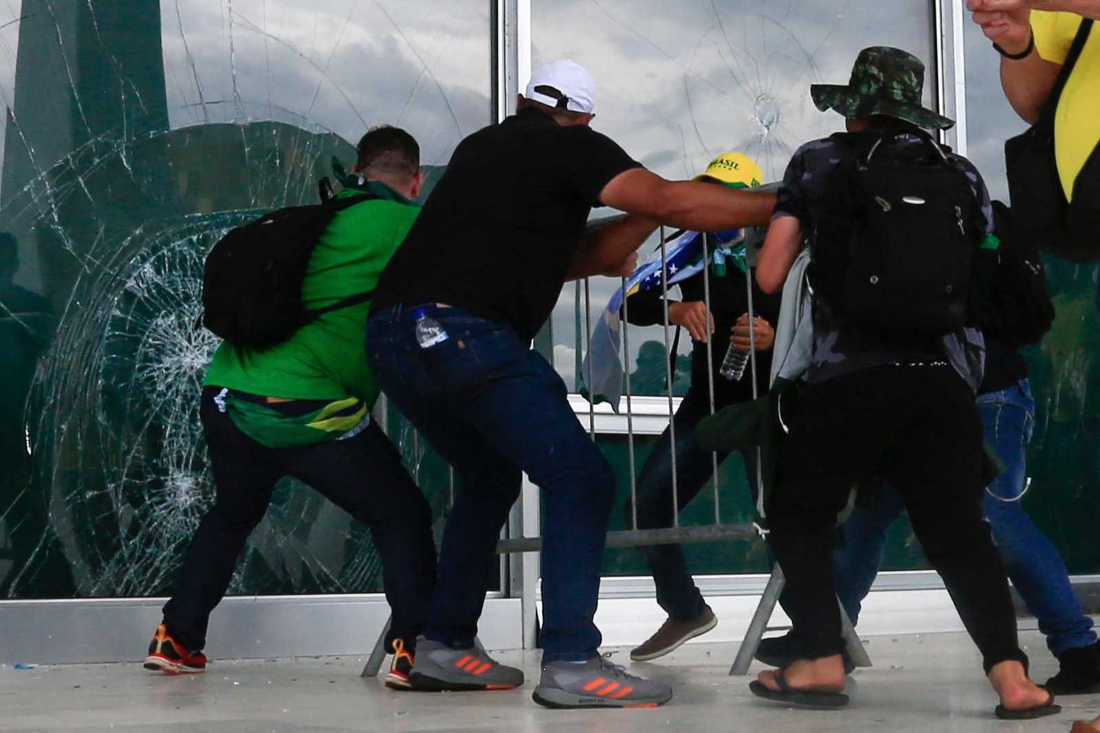 Boslonaristas atacam vidraçaria do Palácio do Planalto — Foto: Sergio Lima/AFP
