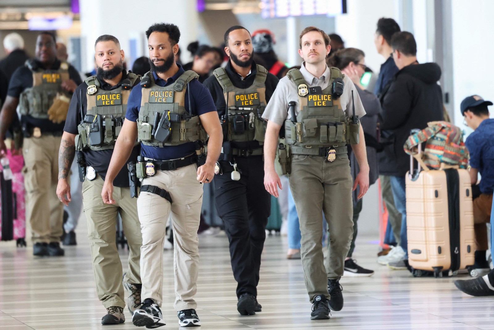 Agentes no Aeroporto de LaGuardia, em Nova Iorque — Foto: TIMOTHY A. CLARY / AF