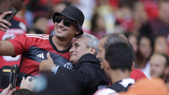 Sósia de Tite faz sucesso no Maracanã em meio a rumores de acerto com o Flamengo