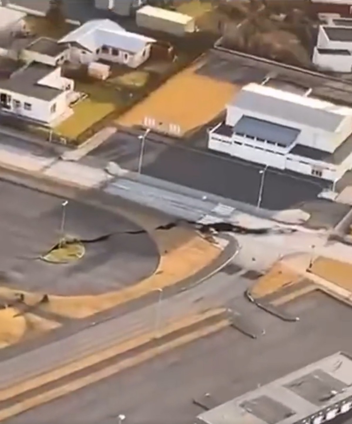 Vídeo Imagens aéreas mostram fissura no solo após terremotos na Islândia