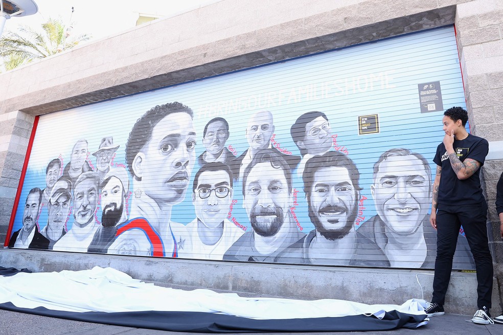 Brittney Griner vê pela primeira vez o mural na arena do Phoenix Mercury com o rosto dela e de mais 14 americanos detidos injustamente no exterior. — Foto: Christian Petersen / GETTY IMAGES NORTH AMERICA / Getty Images via AFP