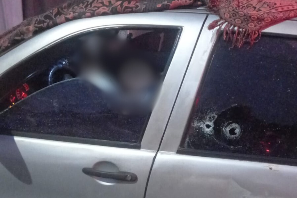 Casal é executado a tiros dentro de carro em Belford Roxo