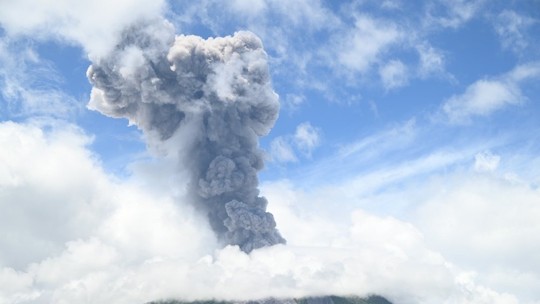 'Anel de fogo' do Pacífico: Vulcão entra em erupção no leste da Indonésia