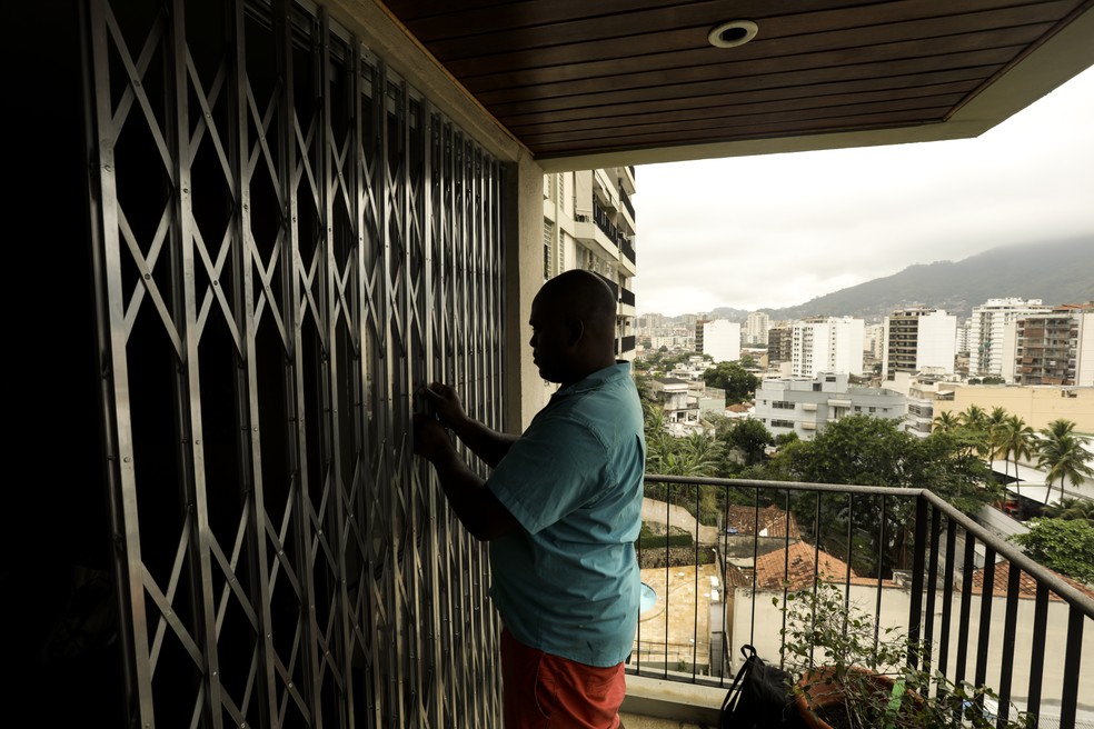 Prédio tem esquema de segurança reforçado com colocação de grade após ataque de 'homem-aranha' do crime — Foto: Gabriel de Paiva/Agência O Globo