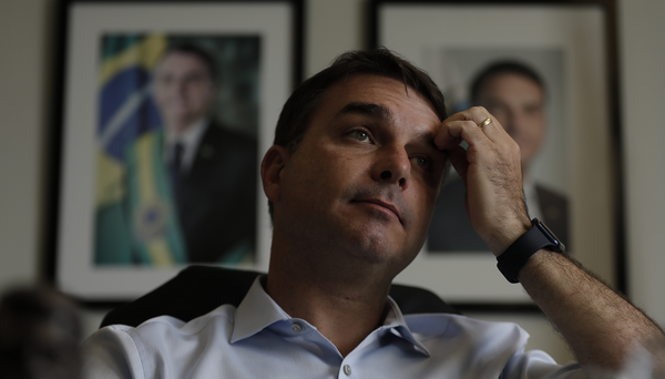Flávio Bolsonaro é atacado após defender projeto para privatizar áreas no litoral