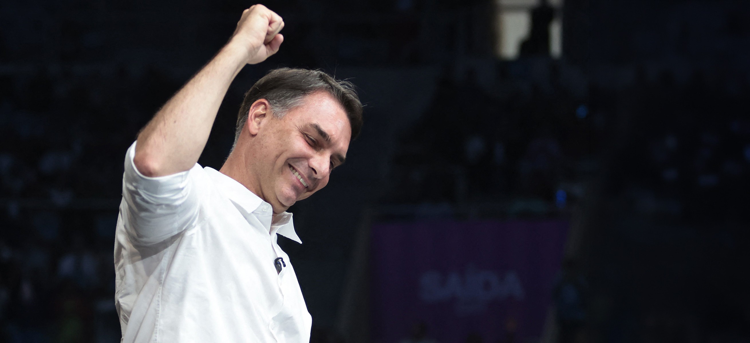 Flávio Bolsonaro não entrega os passaportes à Polícia Federal, e aliados são informados que ele está a caminho dos EUA