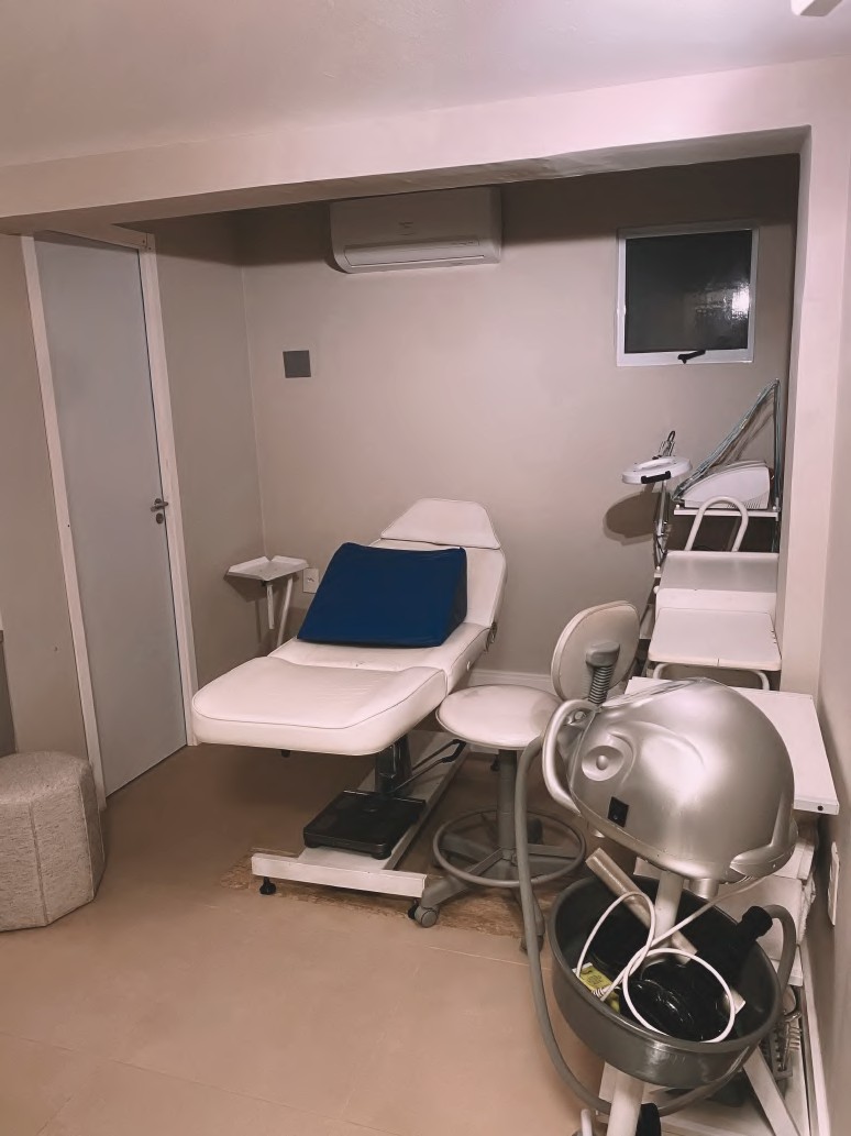 Sala para procedimentos estéticos com aparelhos de última geração — Foto: Reprodução