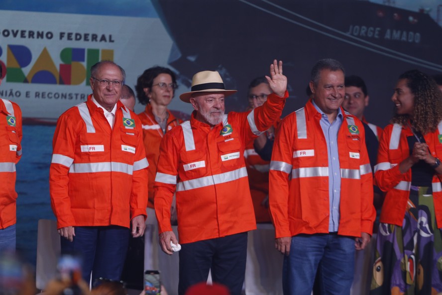 O presidente Lula acena ao público durante cerimônia de anúncio de investimentos na indústria naval, no terminal da Transpetro em Angra dos Reis