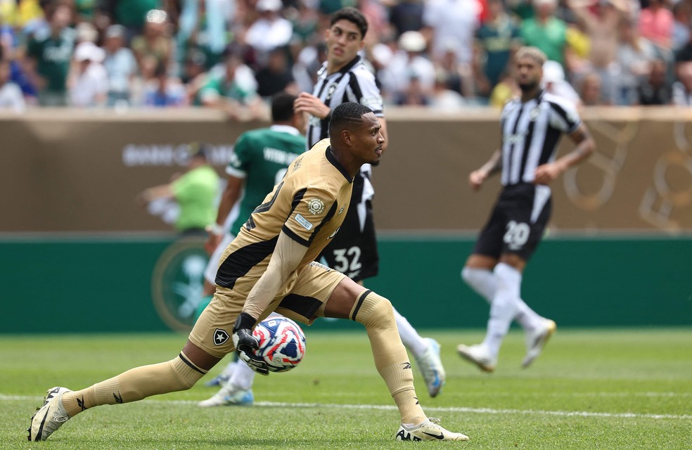 O goleiro do Botafogo, John, passa a bola durante a partida das oitavas de final da Copa do Mundo de Clubes — Foto: FRANCK FIFE / AFP