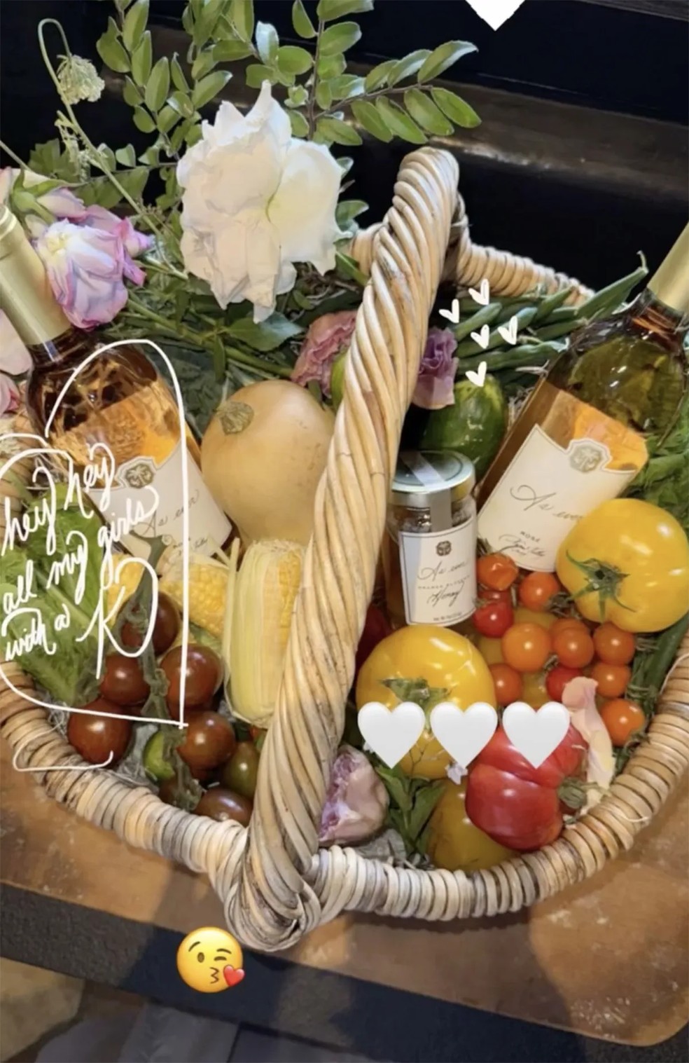 A cesta de presentes que Meghan Markle enviou para Khloe Kardashian — Foto: Khloé Kardashian/Instagram