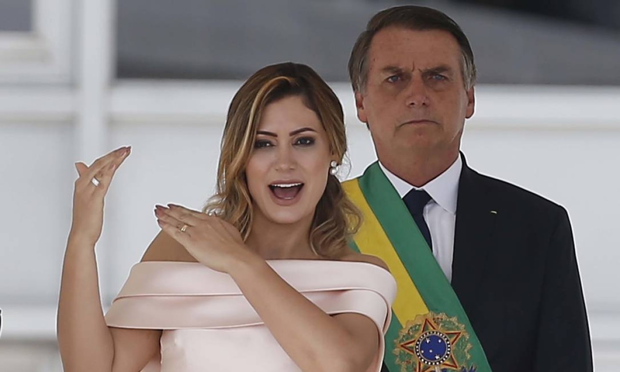 Na cerimônia de posse, a primeira-dama, Michelle Bolsonaro, chamou a atenção ao fazer um discurso em libras no parlatório, antes de Bolsonaro  — Foto: Jorge William / Agência O Globo