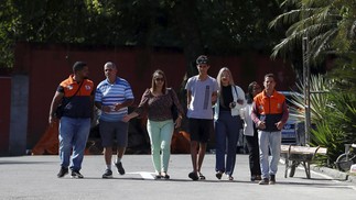 Christhian e seus parentes chegam ao encontro com os socorristas do Corpo de Bombeiros. — Foto: Fabiano Rocha / Agência O Globo